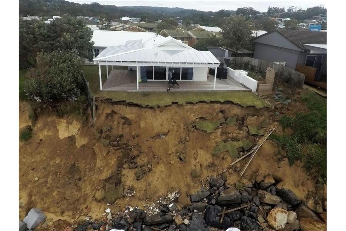Abbruch an Australiens Küste - Häuser drohen einzustürzen Durch starke Brandung verursachte Küstenerosion an einem Strandabschnitt im Bundesstaat New South Wales. Foto: Darren Pateman/AAP/dpa
