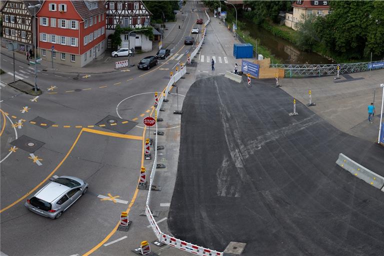 Durch weitere Bauarbeiten an der Aspacher Brücke muss die Verkehrsführung in der Talstraße geändert werden.