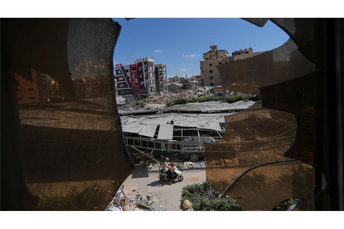 Durch zerbrochene Fensterscheiben des Jabal-Amel-Krankenhauses in der südlichen Hafenstadt Tyros im Libanon sind durch israelische Angriffe beschädigte Gebäude zu sehen.