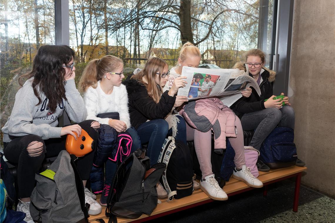 Infos stammen hauptsächlich aus den sozialen Medien Durch Zisch entdecken Schülerinnen und Schüler die Tageszeitung, wie hier im Max-Born-Gymnasiums vor gut fünf Jahren. Foto: Jörg Fiedler