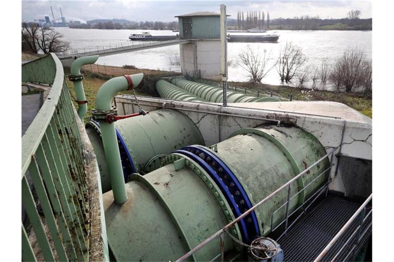 Durch zwei rund zwei Meter dicke Rohre wird Grubenwasser der stillgelegten RAG Bergwerke in den Rhein geleitet. Foto: Roland Weihrauch/dpa
