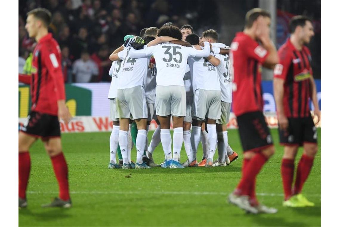Bayern zittert sich zum Sieg - Köln überrascht Frankfurt Durch zwei später Tore kam der FC Bayern zum Sieg beim FC Freiburg. Foto: Patrick Seeger/dpa