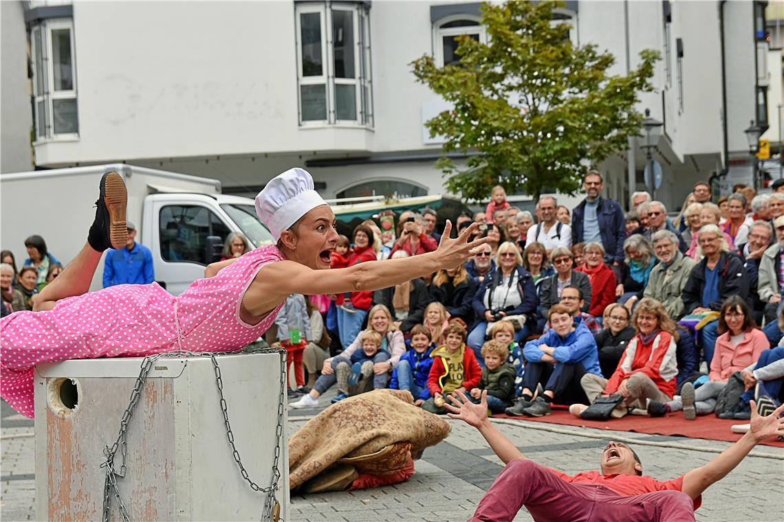 Durchgeknallt und fast ohne Worte: Der Funke der Gruppe SiSiNonNon aus Annonay springt auf dem Obstmarkt sofort aufs Publikum über. Fotos: Tobias Sellmaier