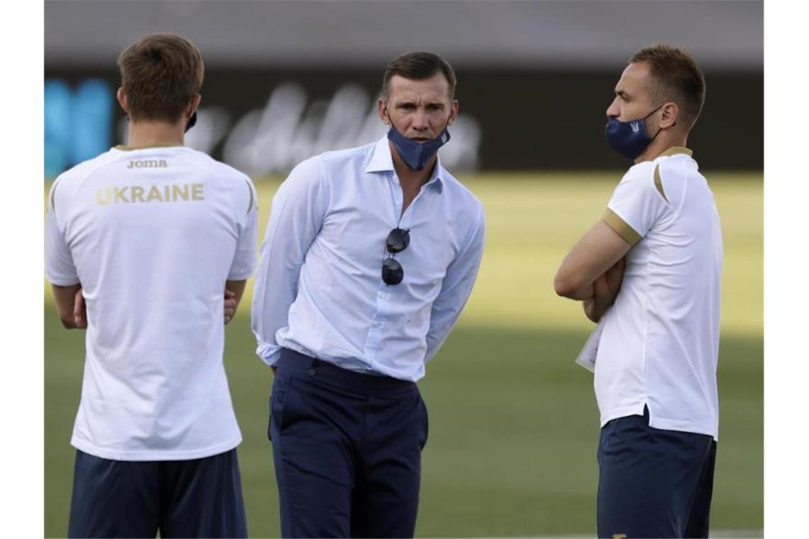 Durchlebt mit seinem Team unruhige Wochen: Ukraine-Coach Andrej Schewtschenko (M). Foto: Bernat Armangue/AP/dpa