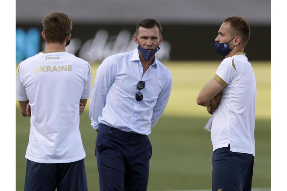 Positive Corona-Tests bei Deutschland-Gegner Ukraine Durchlebt mit seinem Team unruhige Wochen: Ukraine-Coach Andrej Schewtschenko (M). Foto: Bernat Armangue/AP/dpa