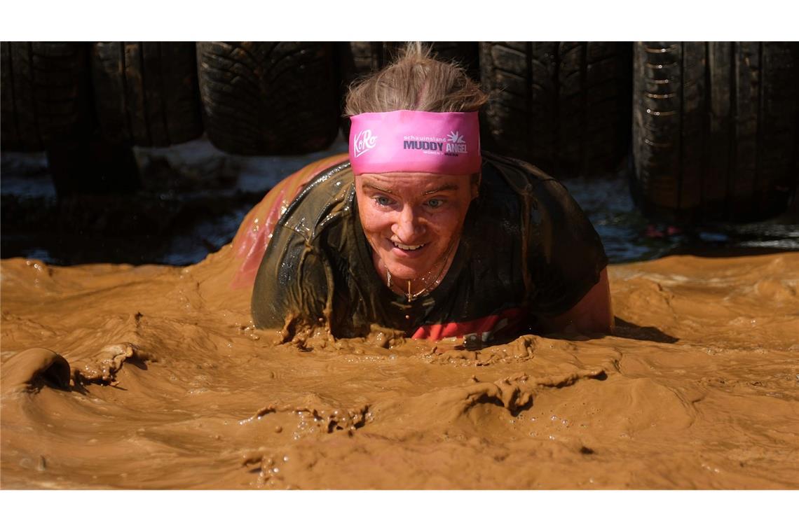 Bilder des Tages Durchs Schlammbecken steigt diese Frau beim Muddy Angel Run auf der Galopprennbahn Scheibenholz.