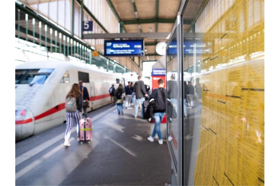 Fahrplanwechsel: Berlin-Hamburg alle 30 Minuten Durchschnittlich sind Fahrkarten im Fernverkehr ab Sonntag ein Prozent teurer, im Nahverkehr 1,5 Prozent. Foto: Tom Weller/dpa