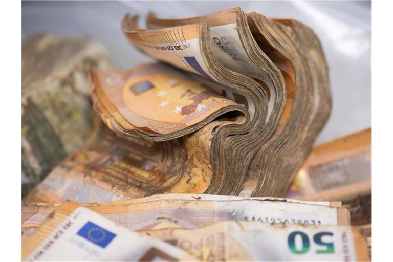 Durchweicht und verschimmelt sind Euro-Banknoten, die bei der Bundesbank in Mainz darauf warten, getrocknet zu werden. Foto: Boris Roessler/dpa/Archiviert