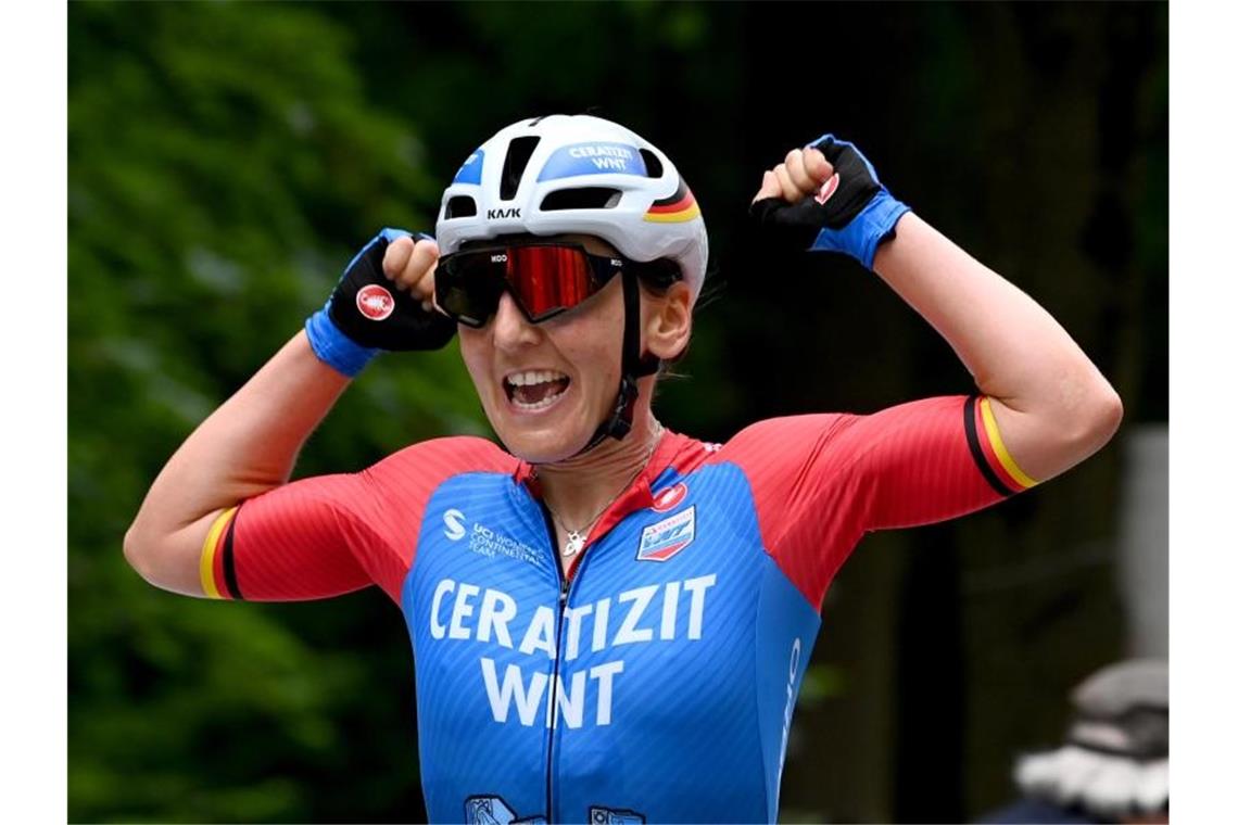 Schachmann als Solist zum Meistertitel Durfte auch beim Straßenrennen im Schwabenland jubeln: Lisa Brennauer. Foto: Bernd Weissbrod/dpa
