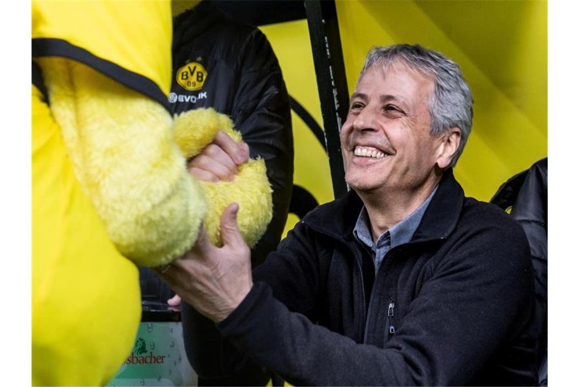 BVB schöpft Mut für Liga-Gipfel gegen Bayern Durfte sich an seinem Geburtstag über drei Punkte seiner Mannschaft freuen: BVB-Coach Lucien Favre. Foto: Bernd Thissen/dpa