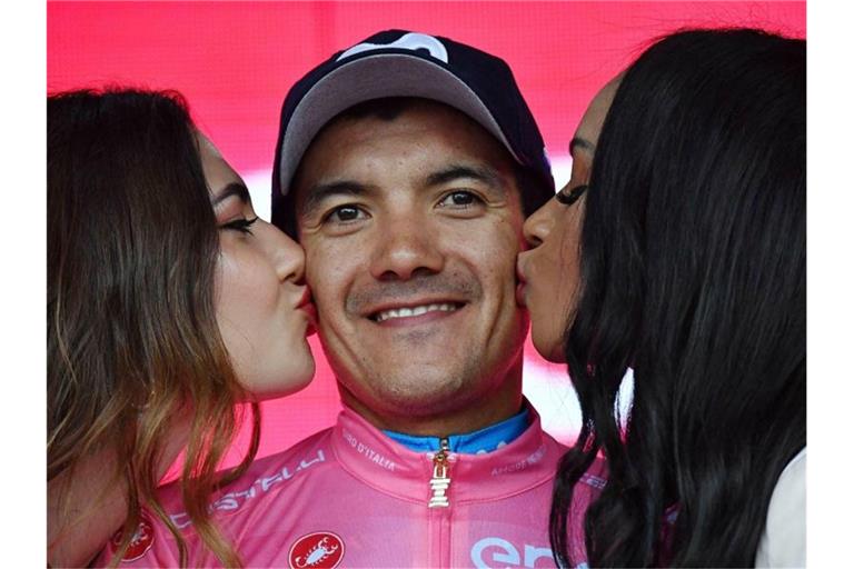 Durfte sich erneut Küsschen im Rosa Trikot abholen: Richard Carapaz. Foto: Alessandro Di Meo/ANSA/AP