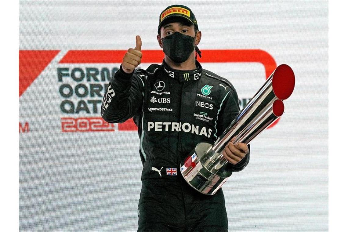 Durfte sich in Katar feiern lassen: WM-Titelverteidiger Lewis Hamilton. Foto: Hasan Bratic/dpa