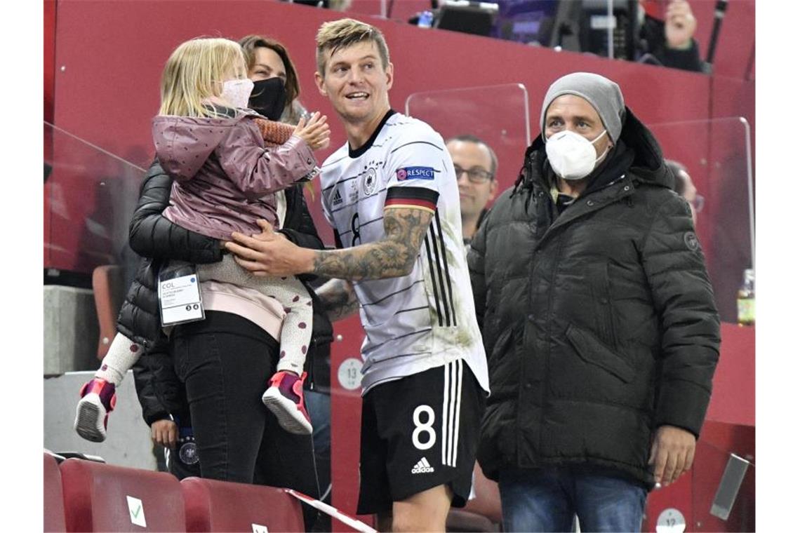 Durfte sich nach dem 3:3 gegen die Schweiz für sein 100. A-Länderspiel feiern lassen: Toni Kroos. Foto: Martin Meissner/AP/dpa