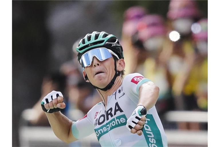 Durfte über seinen ersten Tour-Etappensieg jubeln: Lennard Kämna. Foto: Christophe Ena/AP/dpa