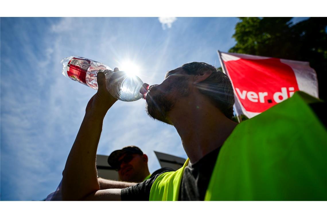 Durst im Streik: Mann trinkt bei Sommerhitze während des bundesweiten ver.di-Warnstreiks