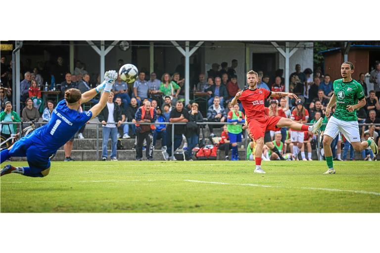 Dustin Condello (rotes Trikot) bezeichnet den 2:1-Sieg im Bezirkspokalfinale 2025 gegen Nellmersbach als sein schönstes Erlebnis im Trikot des SV Allmersbach. Foto: Alexander Becher