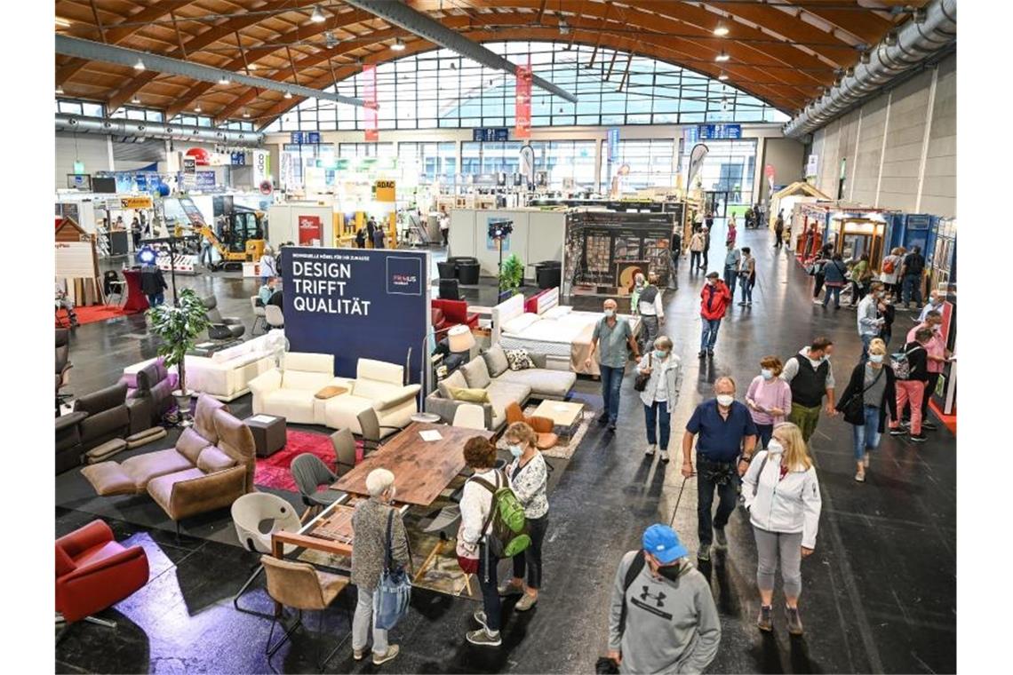 Dutzende Besucher laufen durch die Messehalle B4 und schauen sich die Stände der Konsummesse IBO an. Foto: Felix Kästle/dpa