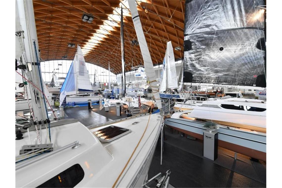 Messe Interboot beginnt mit „Rückenwind“ Dutzende Boote stehen einen Tag vor Beginn der Messe Interboot in Friedrichshafen in der Messehalle. Foto: picture alliance / dpa