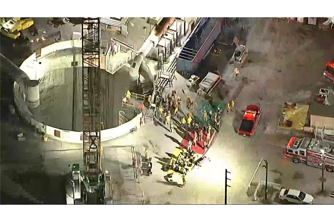 Tunneleinsturz in Los Angeles: 31 Arbeiter gerettet Dutzende Einsatzkräfte eilten zum Unglücksort, darunter spezialisierte Rettungsteams.