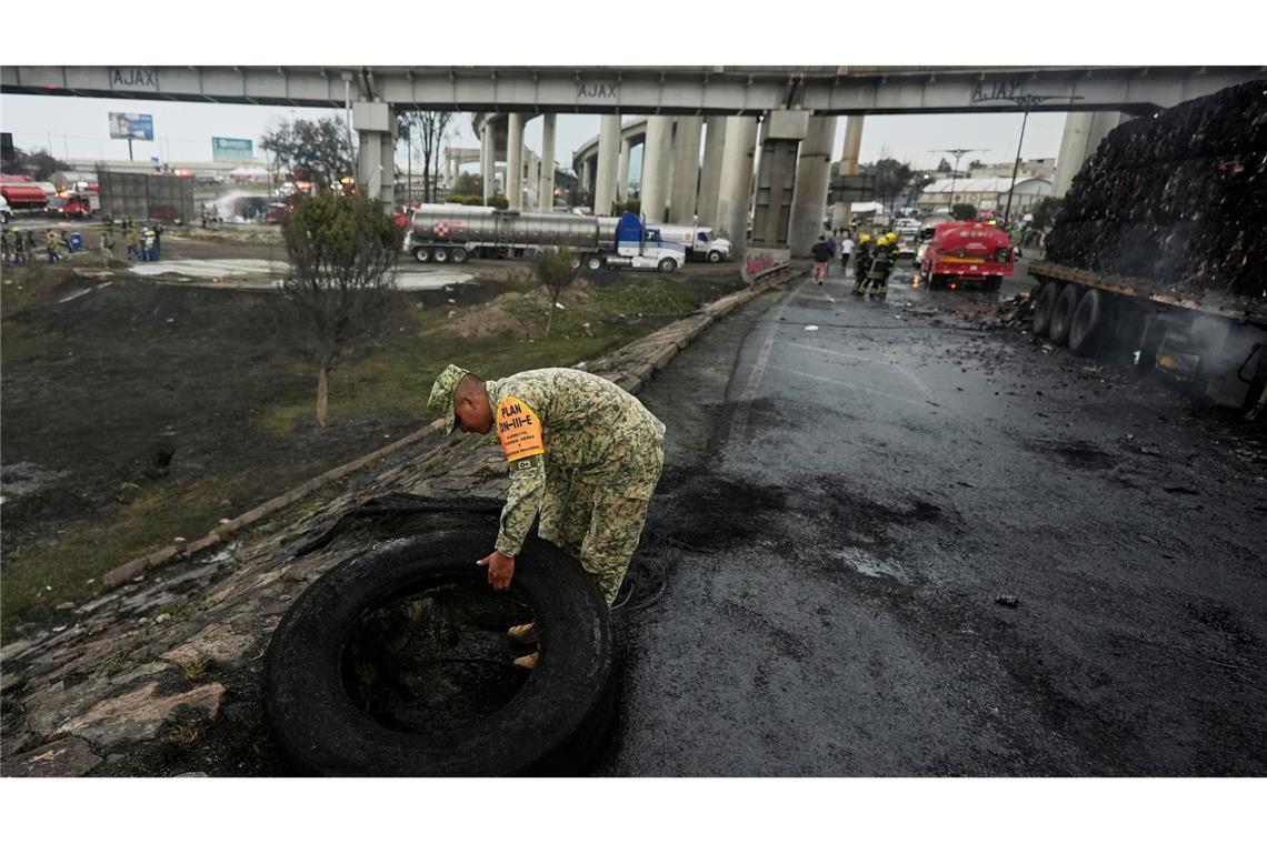 Dutzende Fahrzeuge gerieten nach der Explosion in Brand.