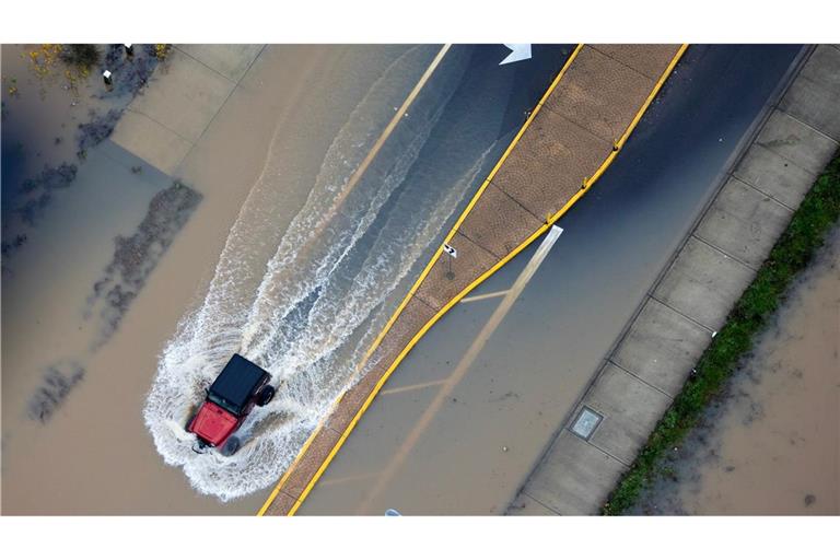 Dutzende Flüsse sind über die Ufer getreten, Straßen und Felder sind überschwemmt.