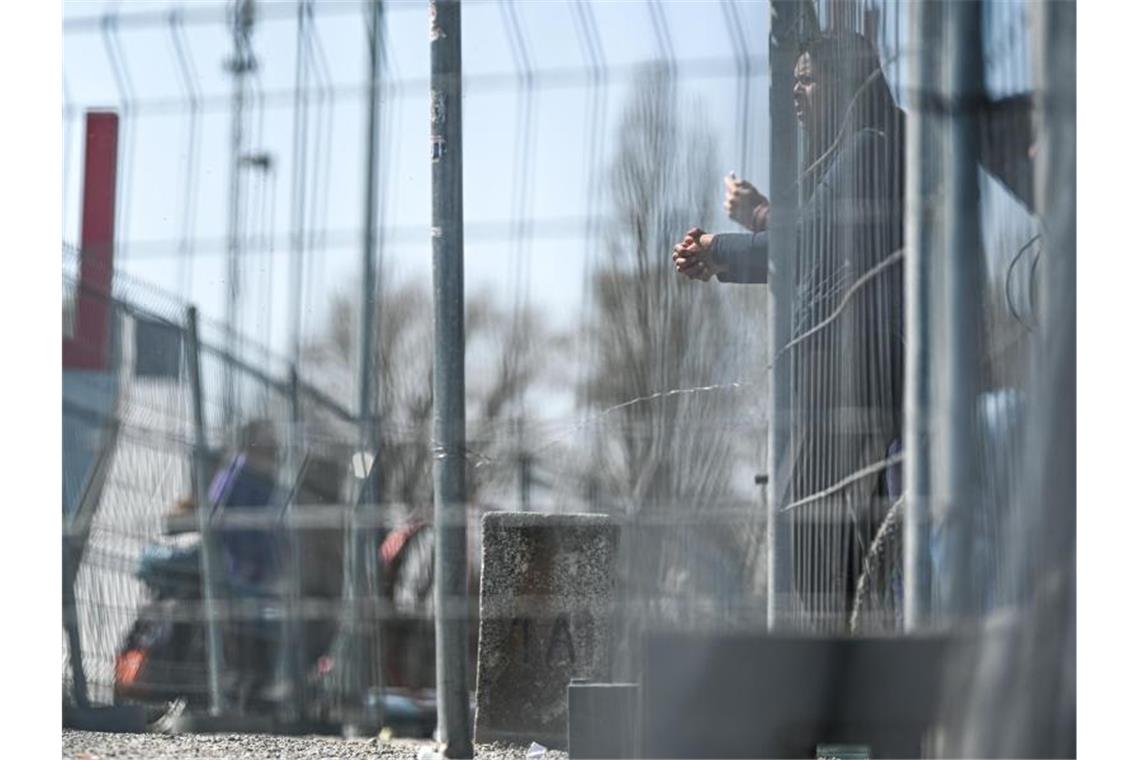 Dutzende Menschen treffen sich an der Deutsch-Schweizer Grenze zwischen Konstanz und Kreuzlingen am Bodensee. Foto: Felix Kästle/dpa/archivbild