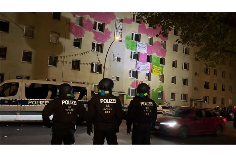 Dutzende Menschen wehren sich in Berlin-Mitte gegen die Räumung von teilweise besetzten Häusern.