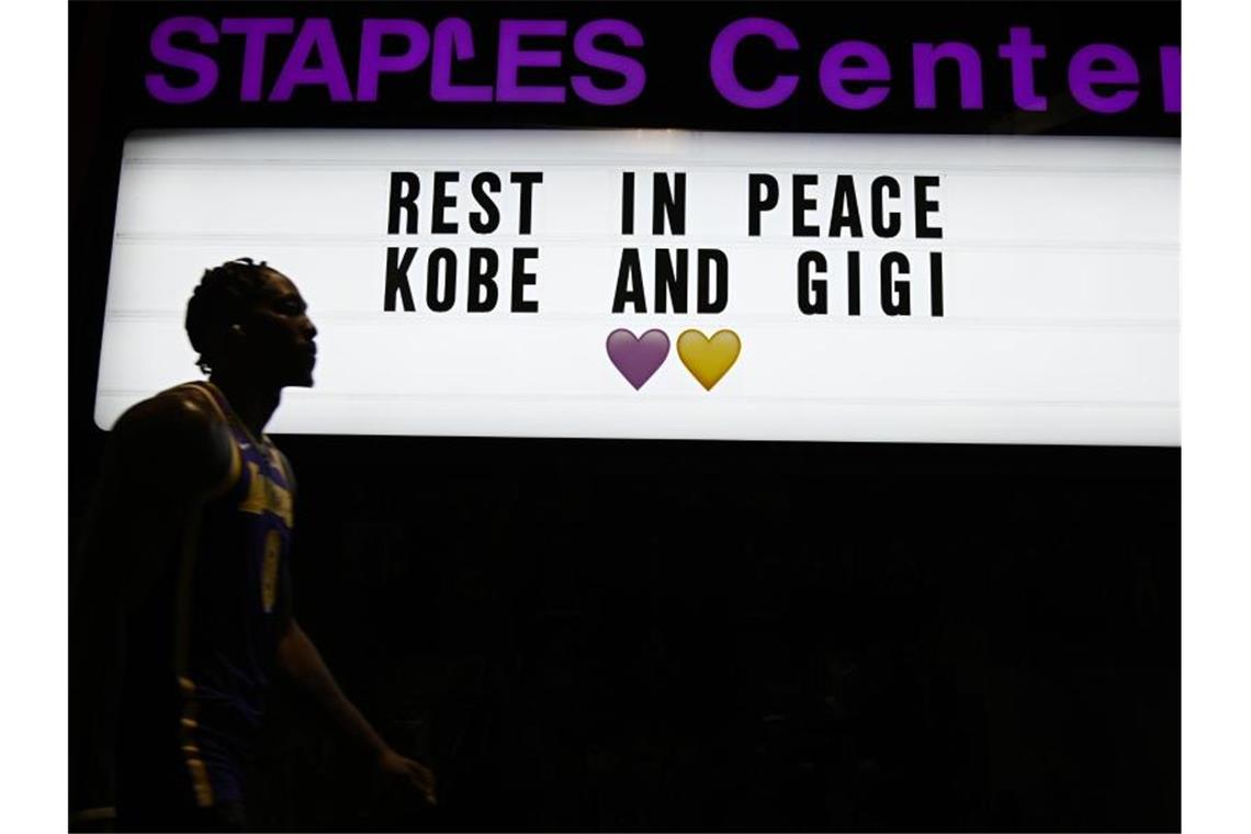 Dwight Howard von den Lakers geht an einer Leuchttafel mit der Aufschrift „Rest in Peace Kobe and Gigi“ vorbei. Foto: Kelvin Kuo/AP/dpa