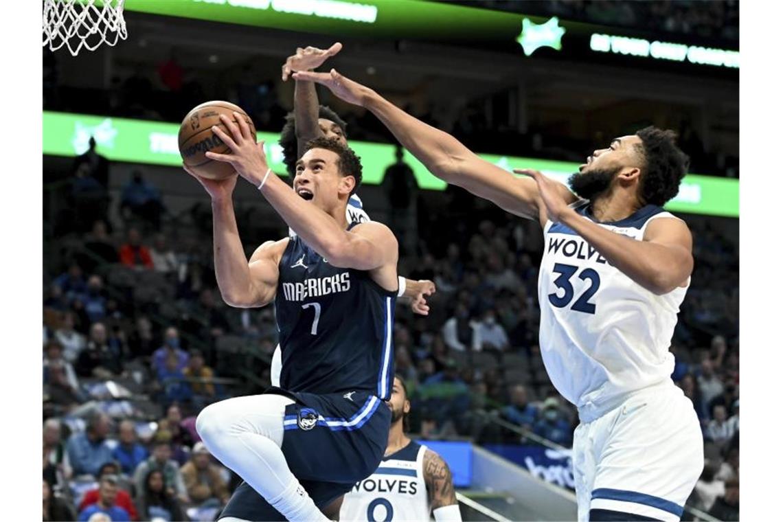 Mavericks gewinnen in NBA ohne Doncic, Porzingis und Kleber Dwight Powell (l) von den Dallas Mavericks zieht zum Korb. Foto: Matt Strasen/AP/dpa