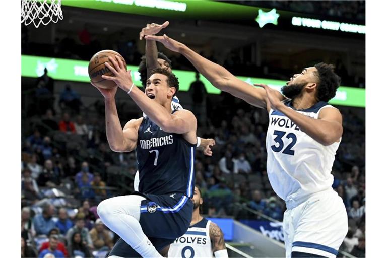 Dwight Powell (l) von den Dallas Mavericks zieht zum Korb. Foto: Matt Strasen/AP/dpa