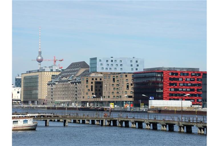 Dynamisches Berlin: Blick über die Spree auf ehemalige Industriegebäude am Osthafen und Neubauten an der Stralauer Allee. Foto: Jens Kalaene/dpa-Zentralbild/dpa