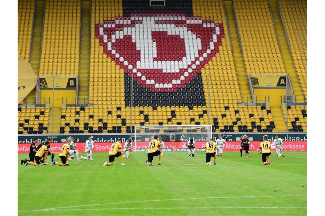 „Verzerrung des fairen Wettbewerbs“ - Dresden erwägt Klage Dynamo Dresden erwägt nach dem so gut wie sicheren Abstieg in die 3. Liga rechtliche Schritte wegen vermeintlicher Wettbewerbsverzerrung. Foto: Robert Michael/dpa-Zentralbild Pool/dpa