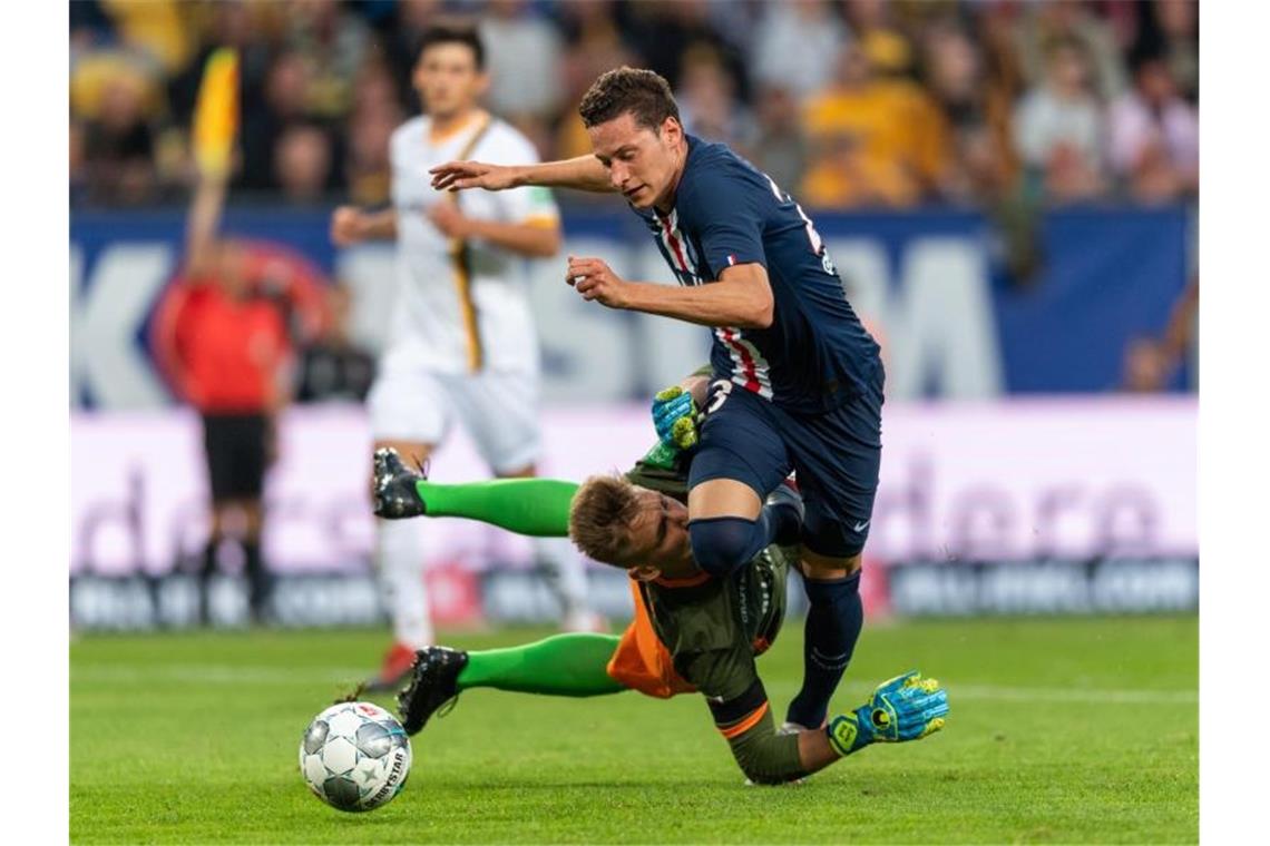 Mbappé-Show bei PSG-Torfestival bei Dynamo Dresden Dynamo-Keeper Kevin Broll wirft sich Julian Draxler in den Weg. Foto: Robert Michael