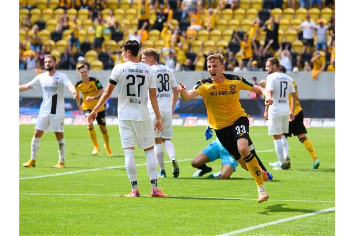 Werder zum Auftakt nur Remis - Dresden mit Traumstart Dynamo-Profi Christoph Daferner traf gegen Ingolstadt doppelt. Foto: Robert Michael/dpa-Zentralbild/dpa