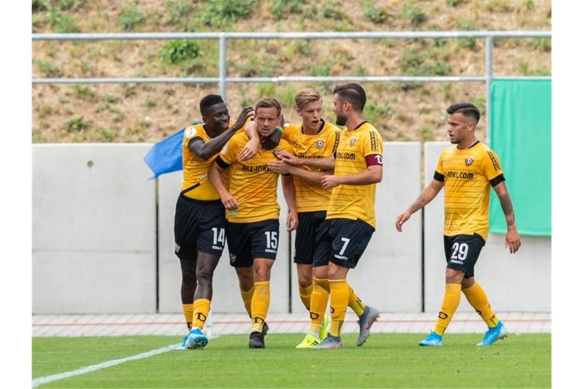 Augsburg und Mainz schon ausgeschieden - Rekorde in Bremen Dynamos Chris Löwe (2.v.l) jubelt nach seinem Tor zum 1:0 mit seinen Mitspielern. Foto: Robert Michael