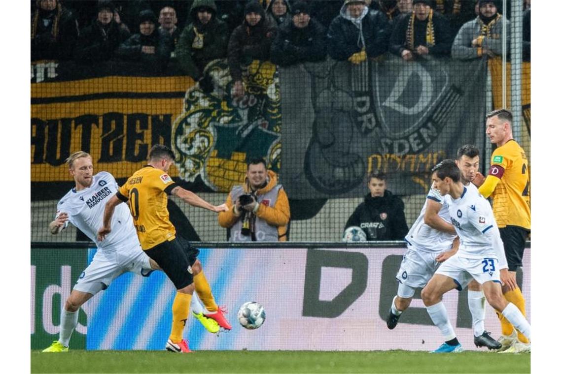 Dynamos Marco Terrazzino (M) erzielt gegen den Karlsruher SC das Tor zum 1:0. Foto: Robert Michael/dpa-Zentralbild/dpa