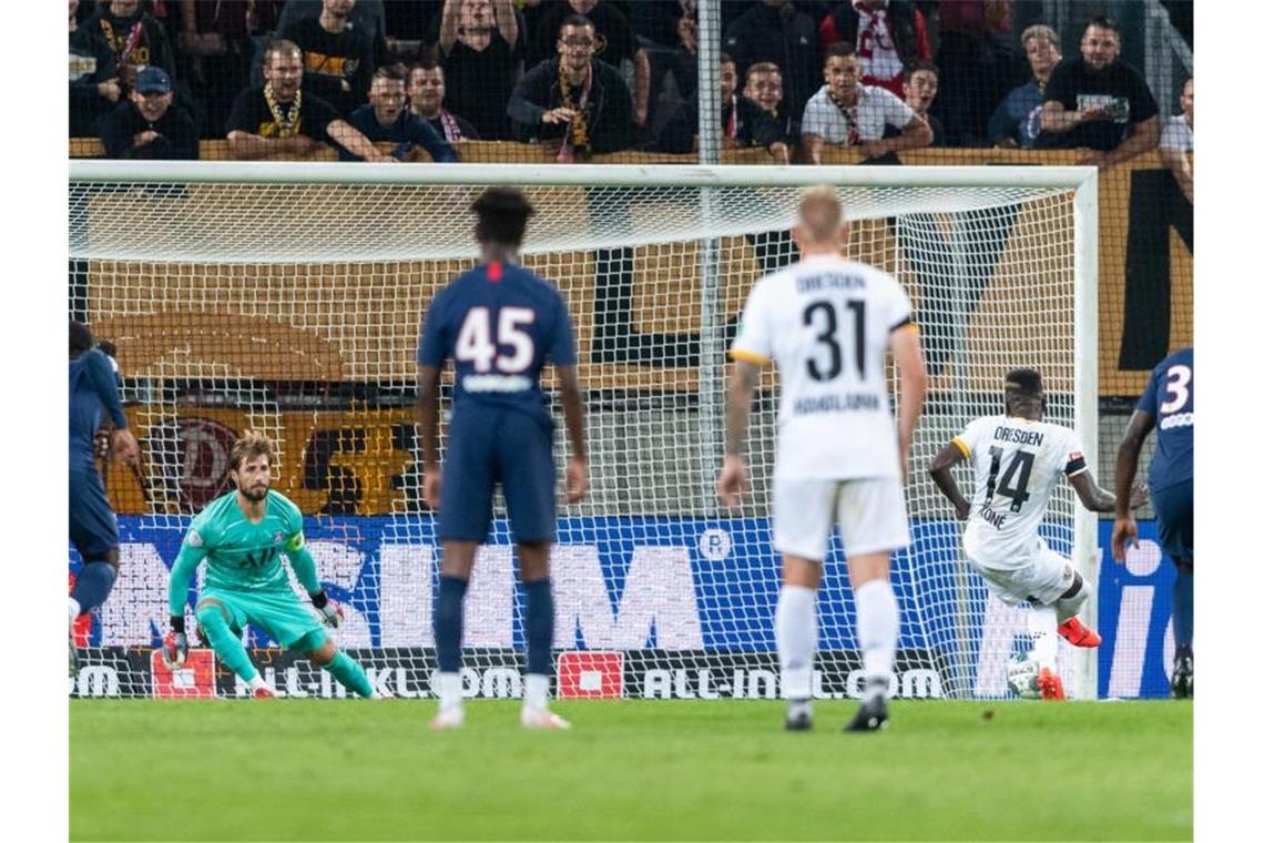 Mbappé-Show bei PSG-Torfestival bei Dynamo Dresden Dynamos Moussa Kone (2.v.r) verlädt PSG-Keeper Kevin Trapp vom Elfmeterpunkt und trifft zum 1:6. Foto: Robert Michael