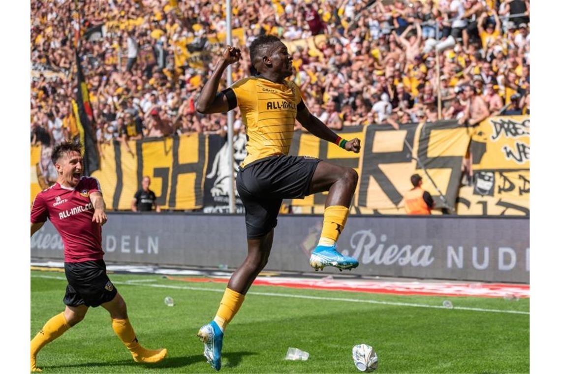 Dresden und Bielefeld drehen Spiele - Jahn mit Kantersieg Dynamos Moussa Kone feiert sein Tor zum 3:3-Endstand. Foto: Robert Michael