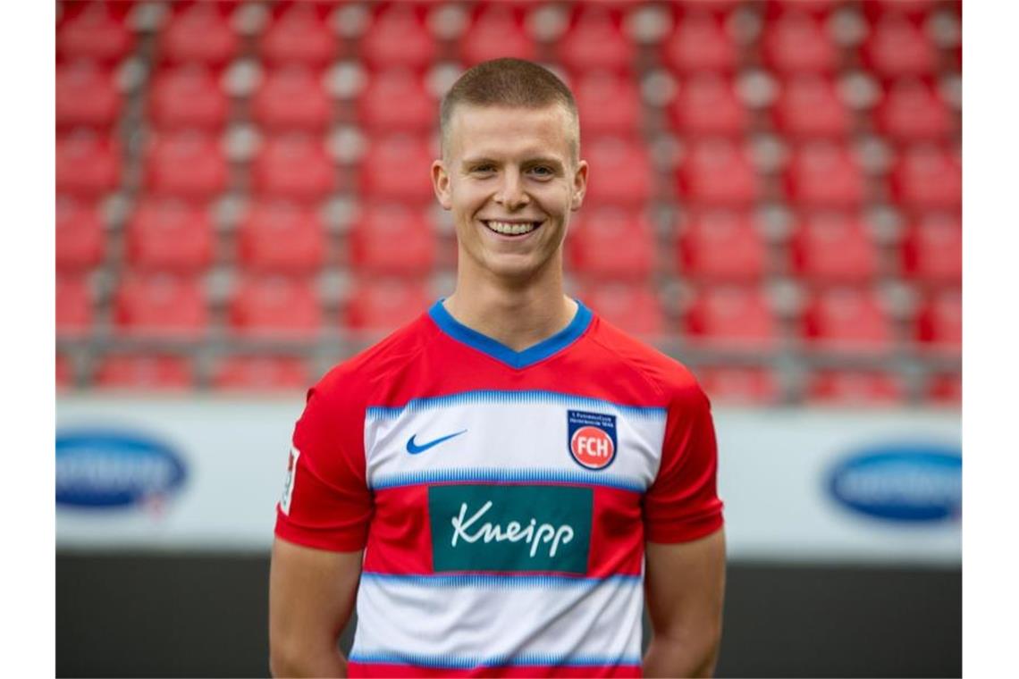 Dzenis Burnic vom 1. FC Heidenheim steht vor einer leeren Tribüne. Foto: Stefan Puchner/dpa/Archivbild