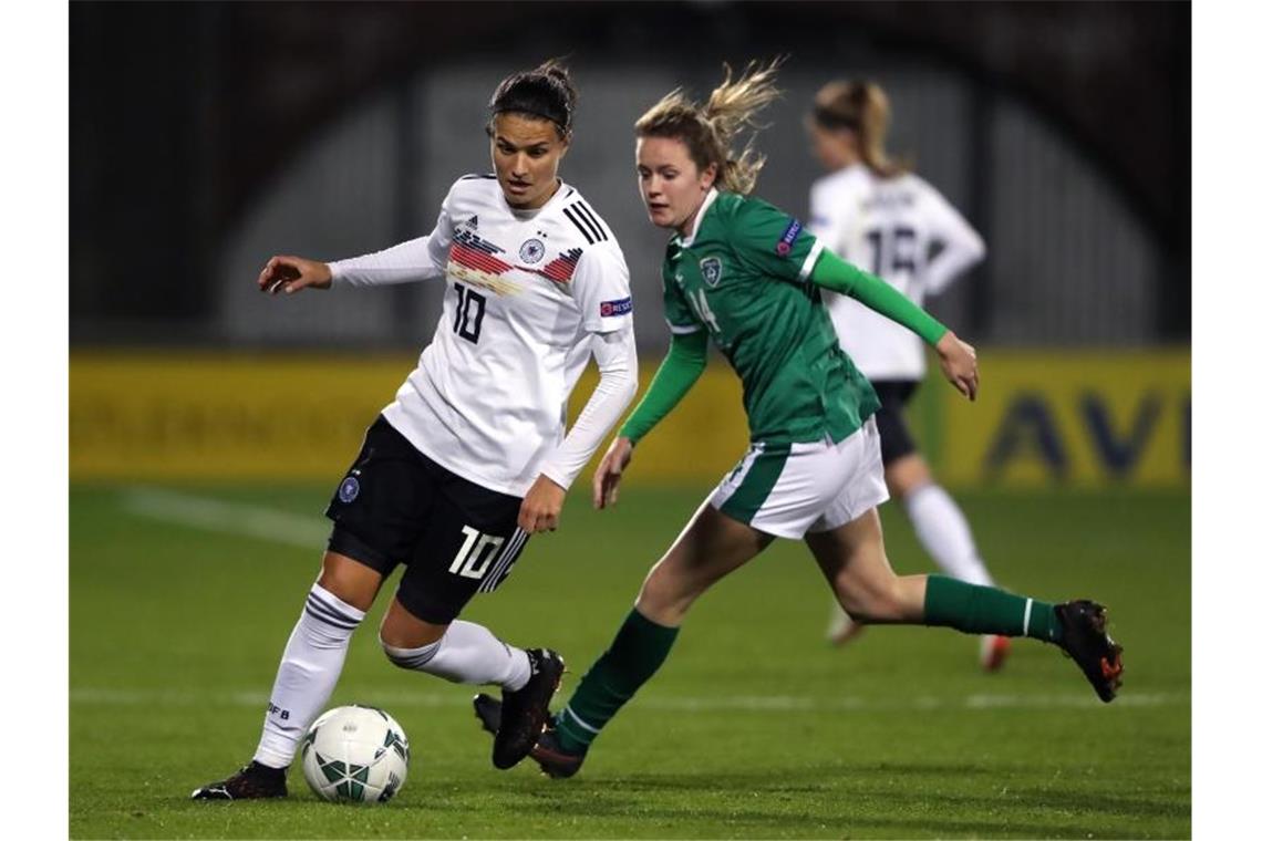 DFB-Frauen besiegen zum Abschluss der EM-Quali auch Irland Dzsenifer Marozsan (l) und die Irin Heather Payne kämpfen um den Ball. Foto: Niall Carson/PA Wire/dpa