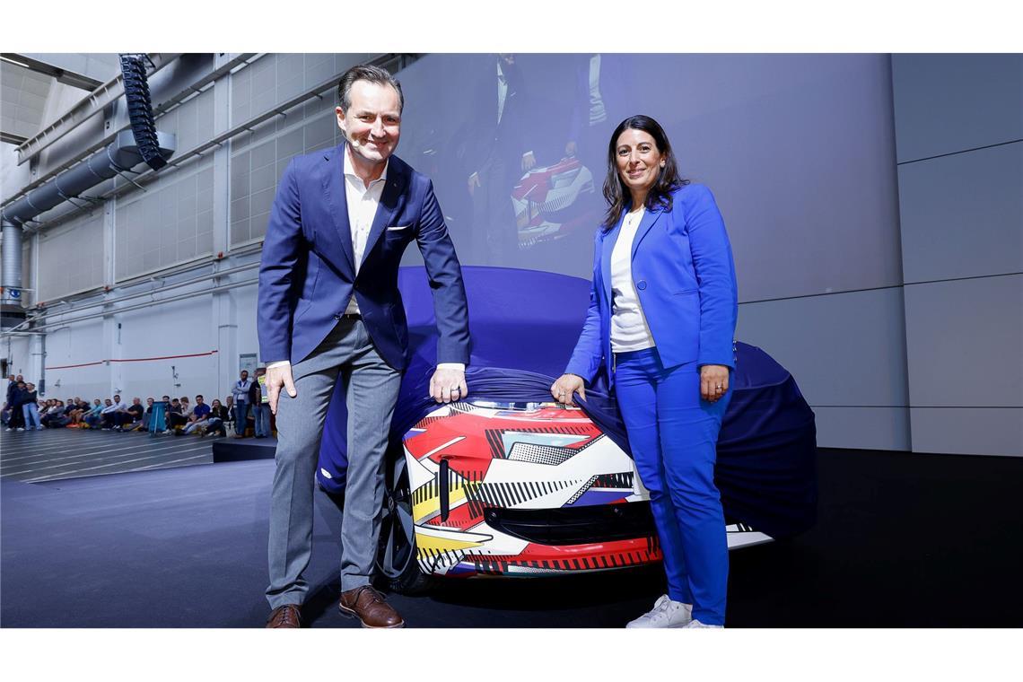 Namen statt Nummern: VW macht ID.2 zum ID. Polo E-Auto im Polo-Format: Markenchef Thomas Schäfer und Betriebsratsvorsitzende Daniela Cavallo geben einen ersten Ausblick auf das Modell. (Handout-Foto)