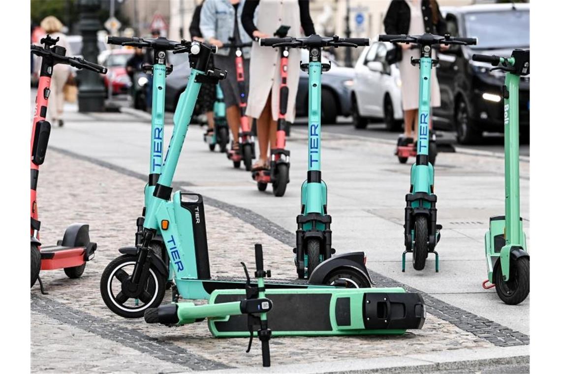 E-Scooter auf dem Boulevard Unter den Linden in Berlin. Foto: Jens Kalaene/dpa-Zentralbild/dpa