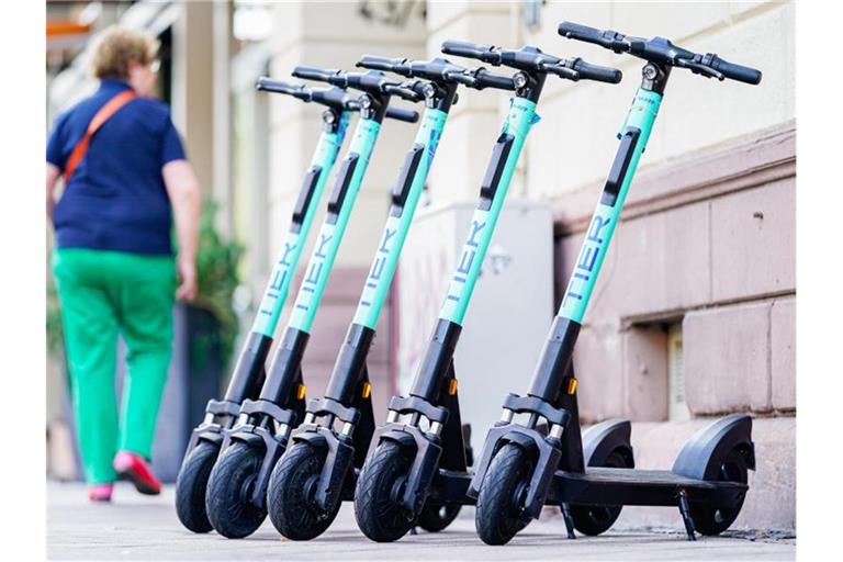 E-Scooter des Anbieters „Tier Mobility“ stehen in der Innenstadt von Heidelberg am Rand eines Bürgersteigs. Foto: Uwe Anspach