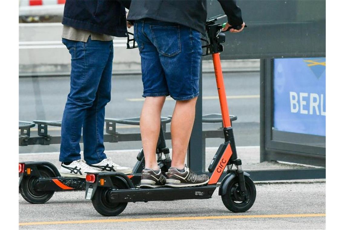 E-Scooter fahren durch Berlin. Foto: Jens Kalaene