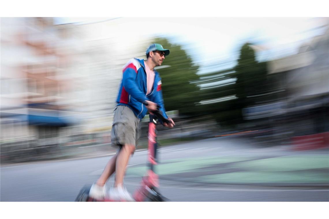 Wer bleibt bei Rot stehen? ADAC untersucht Verkehrsverstöße E-Scooter-Fahrer halten sich des ADAC nach am wenigsten an das Halteverbot.