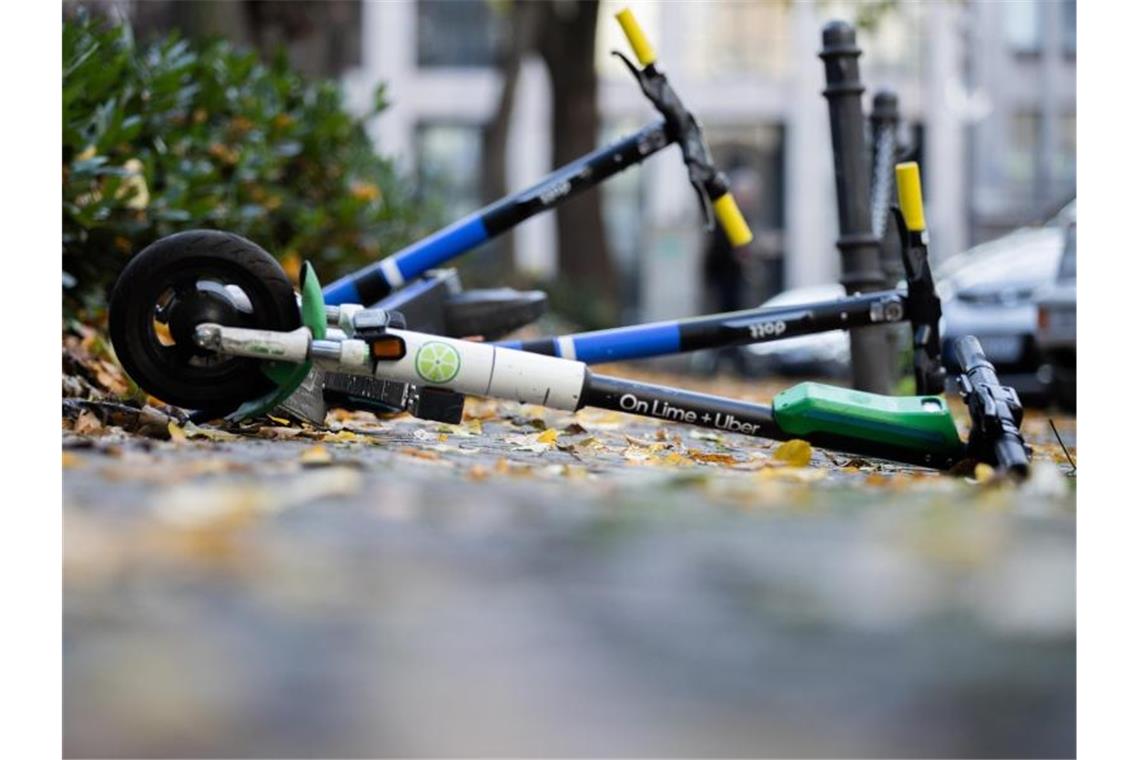 Fast 240 Verletzte durch E-Scooter-Unfälle im Südwesten E-Scooter liegen auf einem Gehweg. Foto: Rolf Vennenbernd/dpa/Archivbild