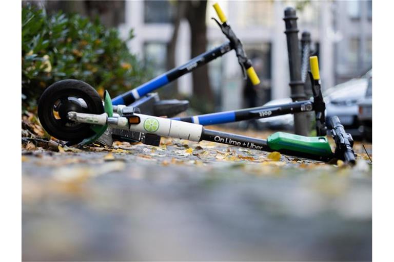 E-Scooter liegen auf einem Gehweg. Foto: Rolf Vennenbernd/dpa/Archivbild