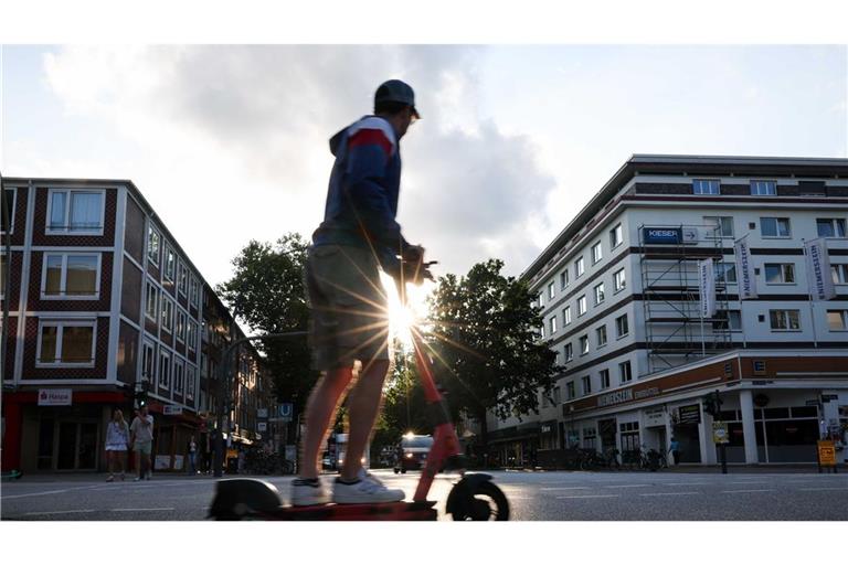 E-Scooter sind praktisch, die Fortbewegung damit kann aber auch gefährlich werden.