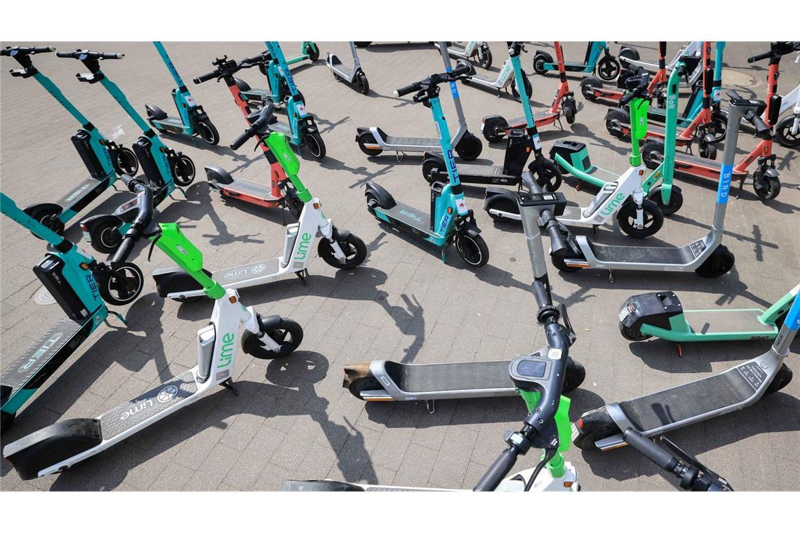 E-Scooter spalten die Gemüter: Die einen nervt es, dass sie auf dem Gehweg herumstehen – die anderen finden sie ungemein praktisch, um schnell voranzukommen.