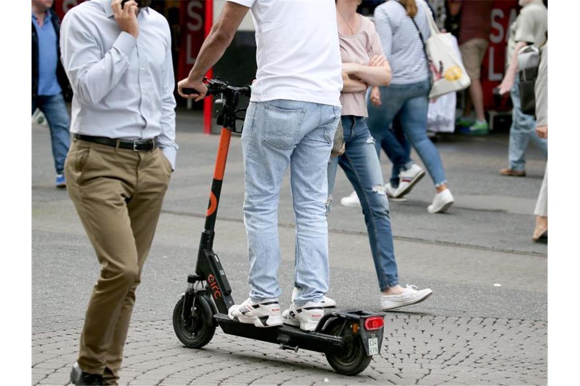 E-Scooter wurden in vielen Städte als vermeintlich umweltfreundliches Verkehrsmittel sehnlich erwartet. Drei Monate später macht sich Ernüchterung breit. Foto: Oliver Berg